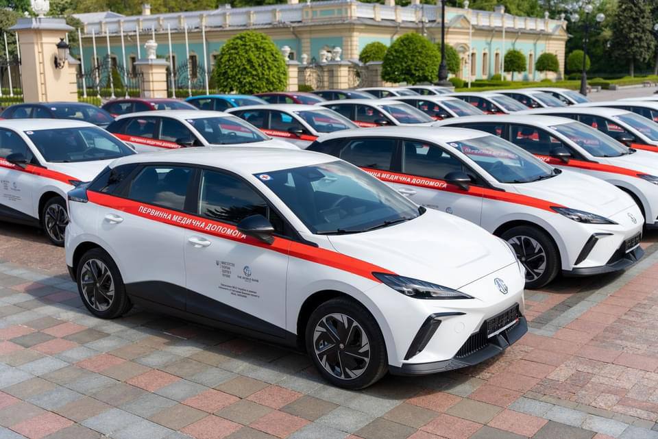 Медзакладам Кіровоградщини передали сім нових авто
