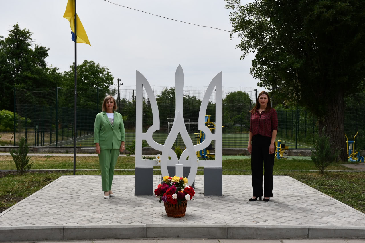 У Приютівській громаді встановили стелу «Герб України – Воля»