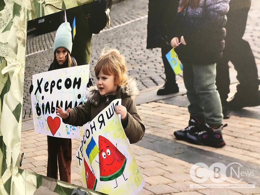 Ігор Філіпенко відкрив фотовиставку про життя під час війни у Кропивницькому