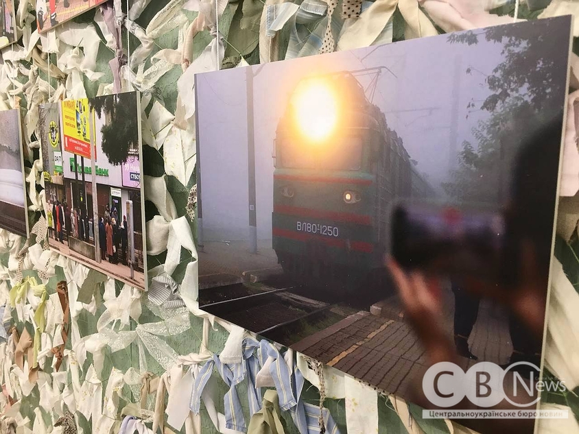 Ігор Філіпенко відкрив фотовиставку про життя під час війни у Кропивницькому
