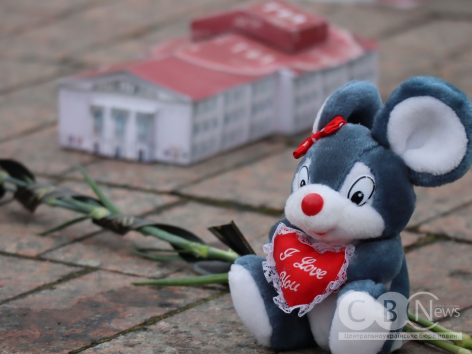 Памʼять загиблих від авіаудару по театру в Маріуполі вшанували у Кропивницькому