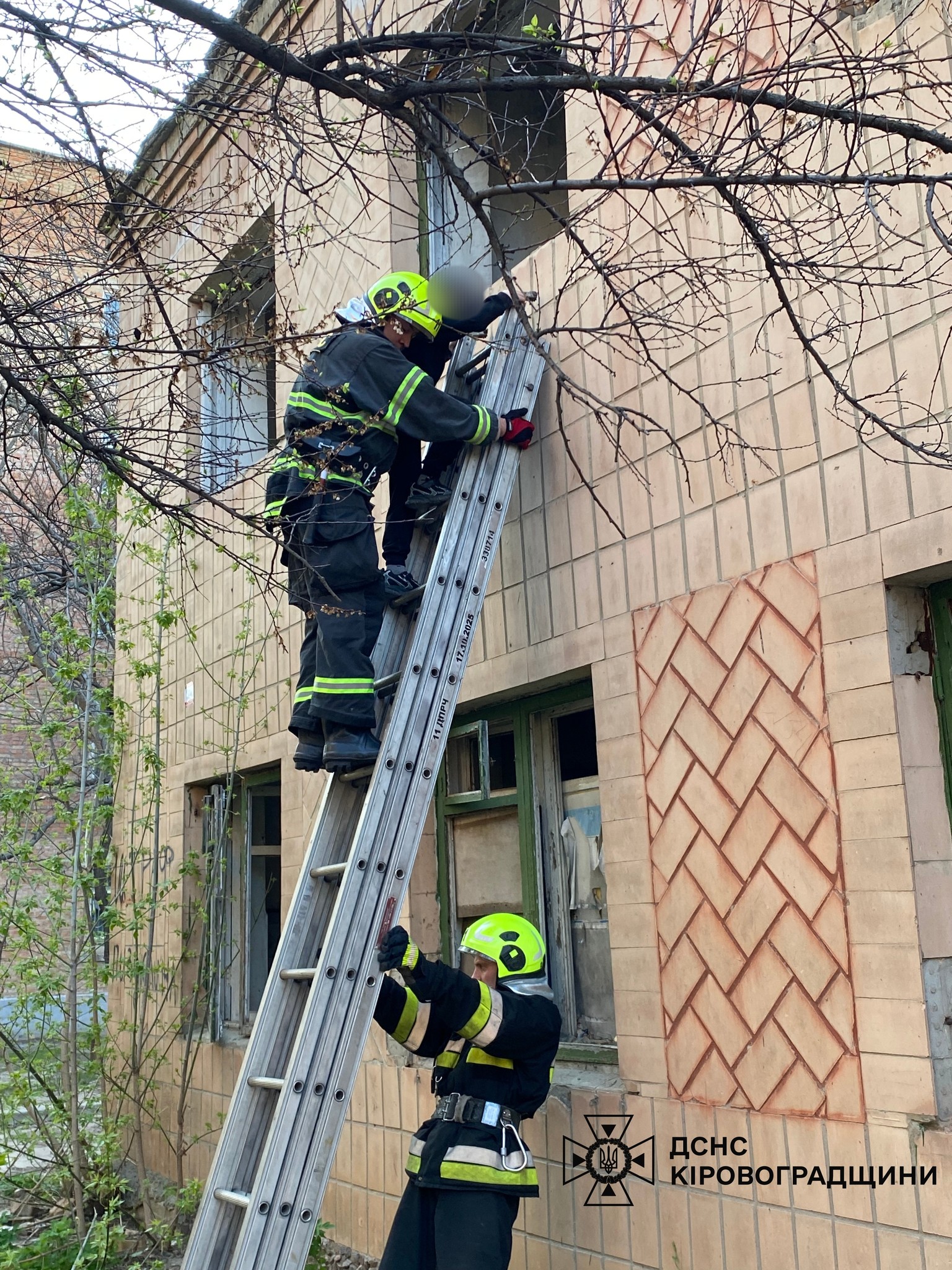 В Олександрії підрозділ ДСНС врятував двох десятирічних хлопців, які застрягли на другому поверсі покинутої будівлі