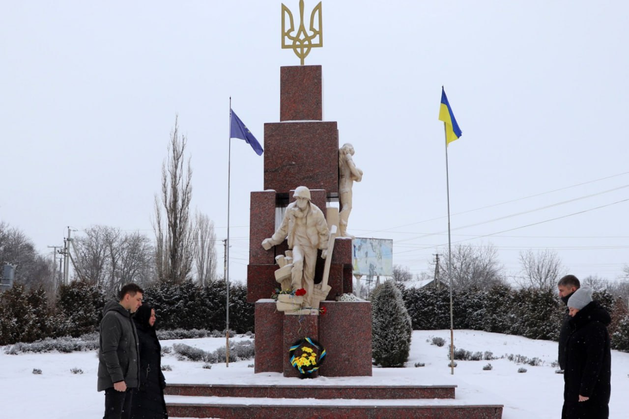 монумент патріотам України у селищі Компаніївка Кропивницького району