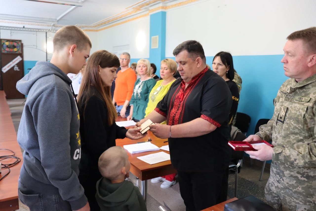 У Попельнастому нагороди двох загиблих воїнів вручили їхнім рідним