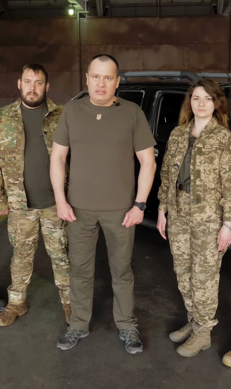 Волонтерський штаб «Українська команда» передав черговий позашляховик для військових.