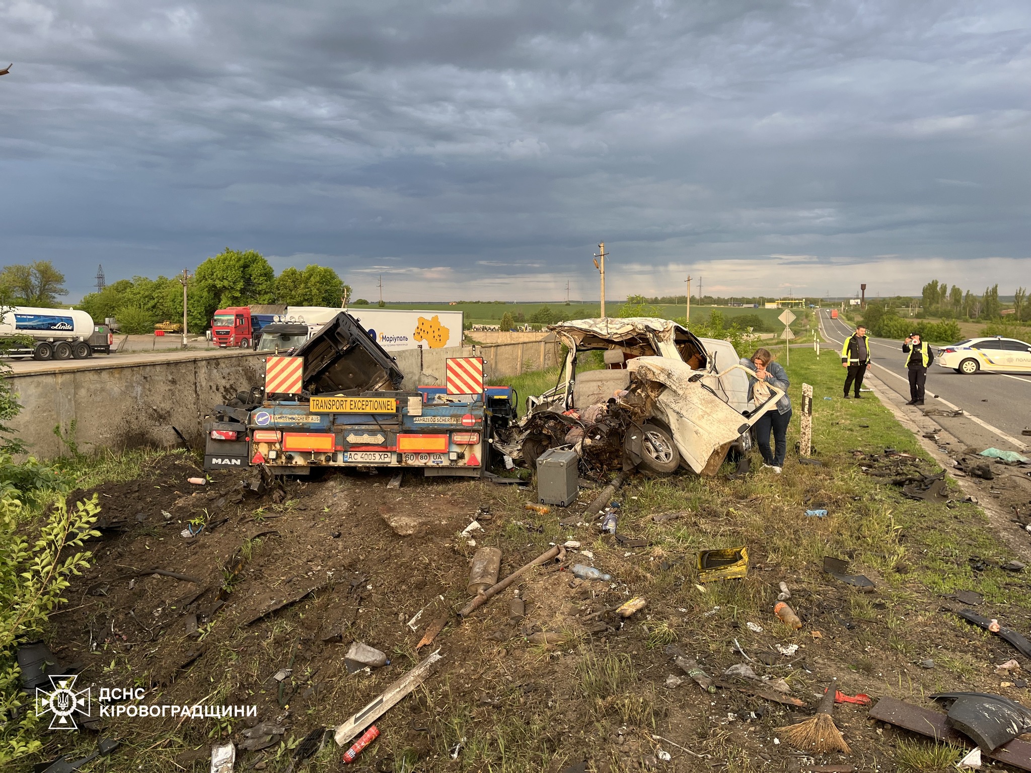 У Новоархангельській громаді внаслідок ДТП за участі легковика, вантажівки та двох мікроавтобусів загинуло троє людей.