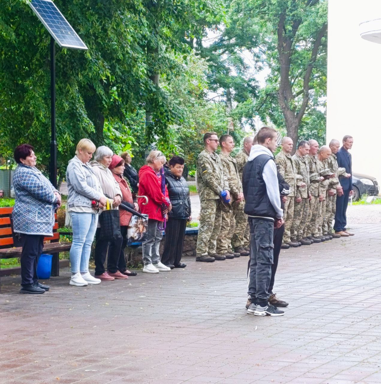В Олександрівській громаді в останню путь провели загиблого на Сумщині військового Олексія Анупрієнка.