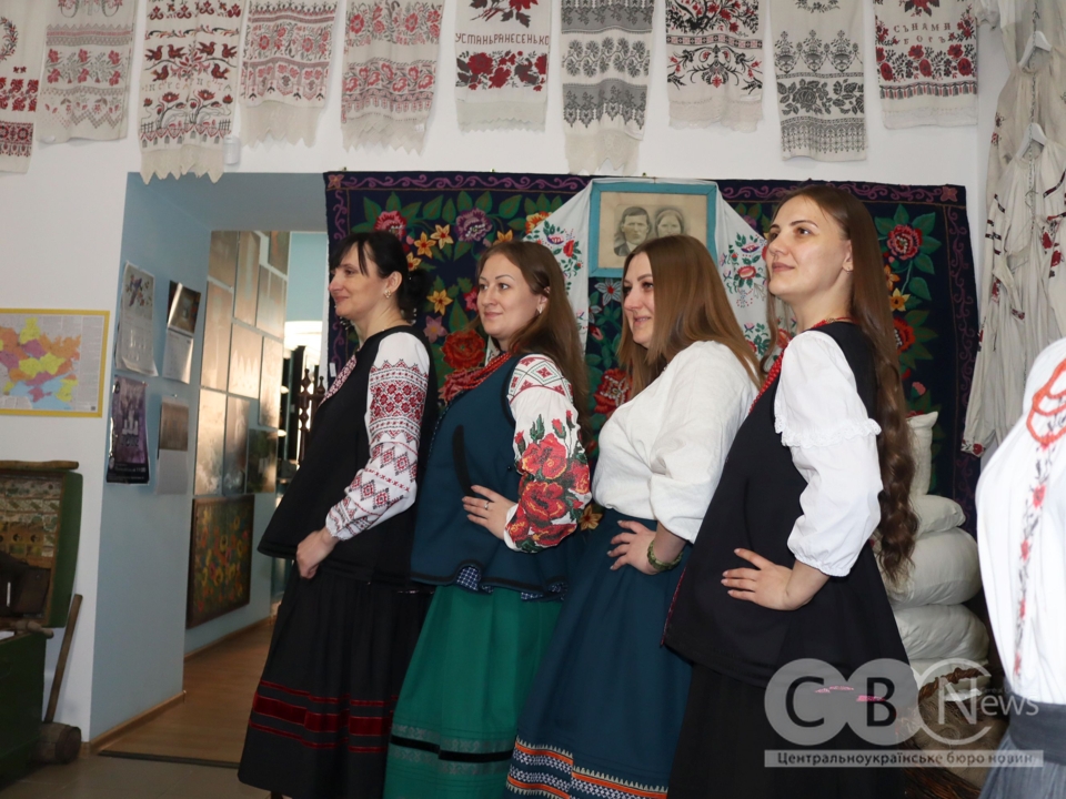 Етнолабораторія «Баба Єлька» показала понад пів сотні унікальних сорочок
