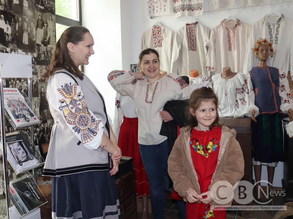 Етнолабораторія «Баба Єлька» показала понад пів сотні унікальних сорочок