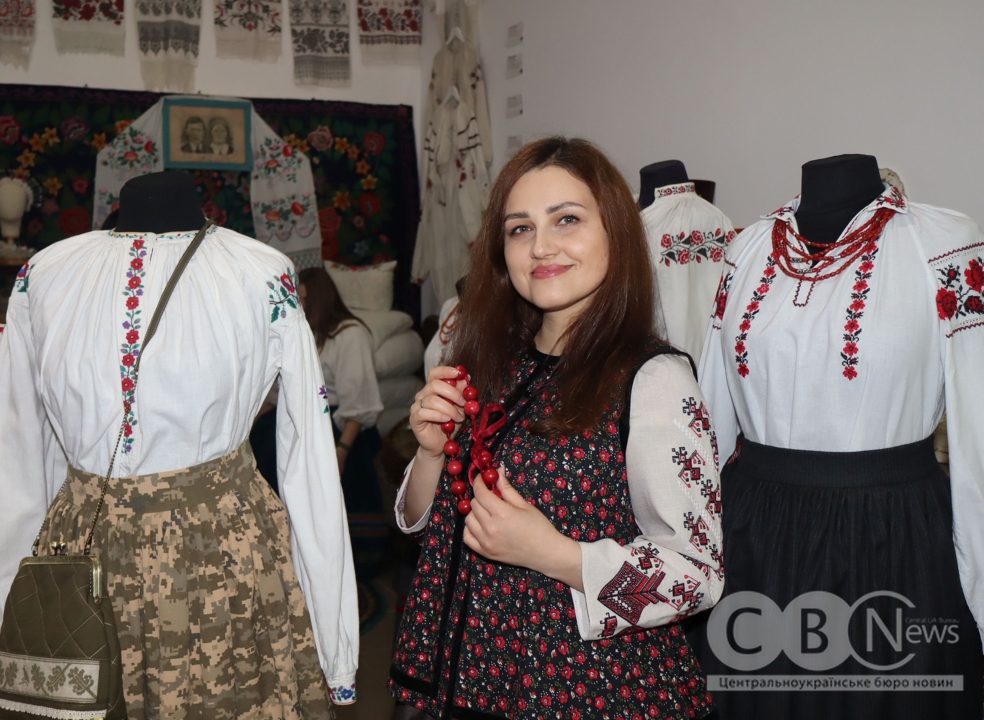 Етнолабораторія «Баба Єлька» показала понад пів сотні унікальних сорочок