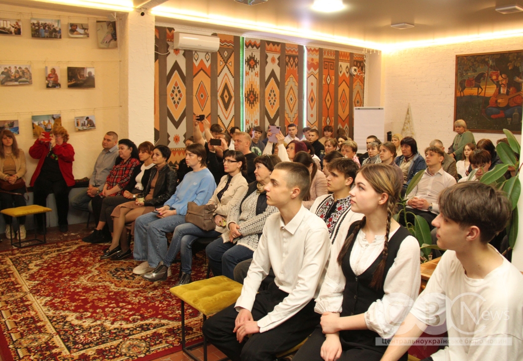 У Кропивницькому презентували книгу під назвою «Жити попри все» про жінок, які постраждали внаслідок російської агресії.