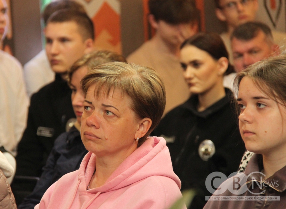 У Кропивницькому презентували книгу під назвою «Жити попри все» про жінок, які постраждали внаслідок російської агресії.