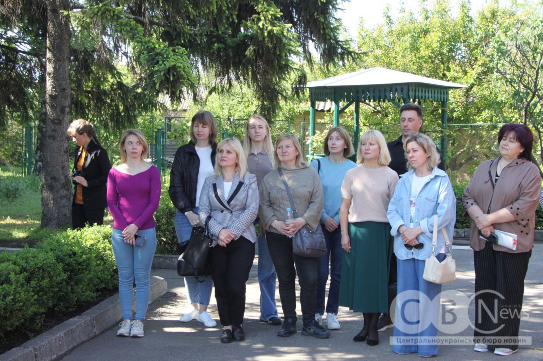 Cпівробітники Меморіального музею імені Марка Кропивницького поклали квіти до пам'ятника культурному діячу, що знаходиться на території закладу.