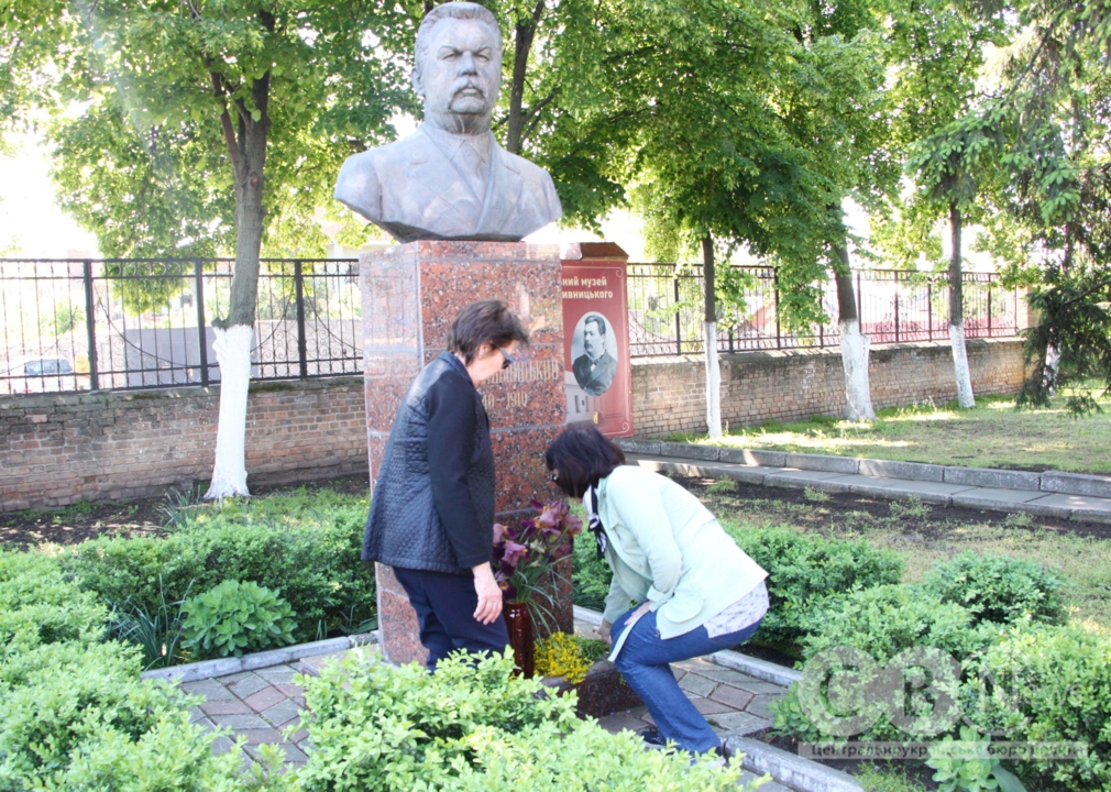 Cпівробітники Меморіального музею імені Марка Кропивницького поклали квіти до пам'ятника культурному діячу, що знаходиться на території закладу.