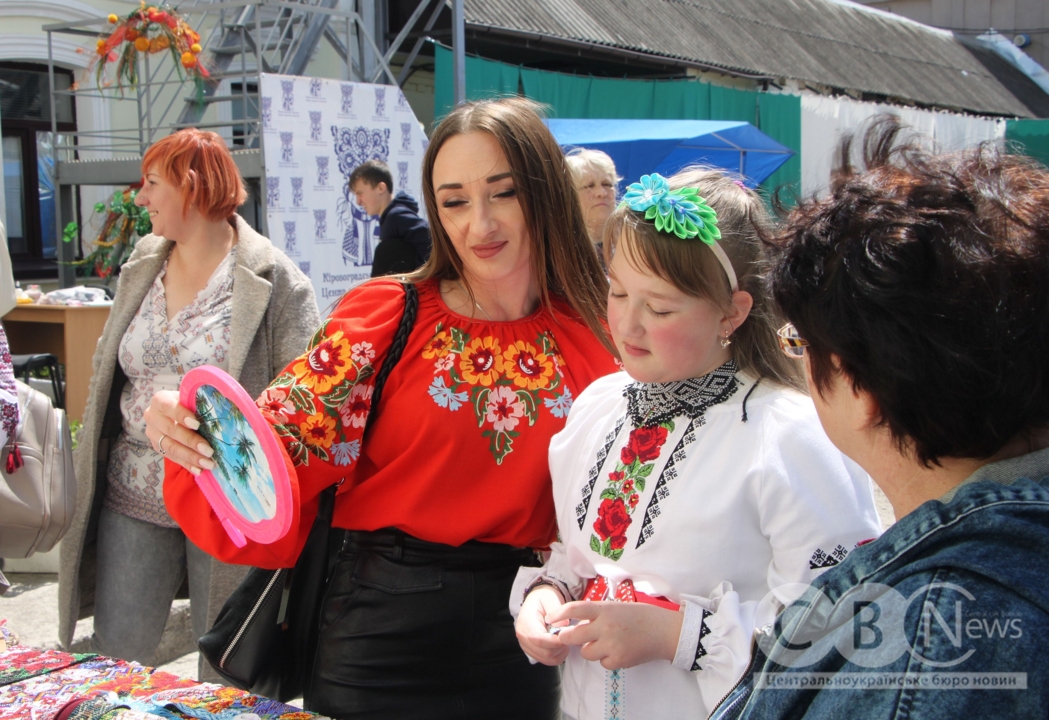 показ народних декоративних прикрас до Дня вишиванки у Кропивницькому