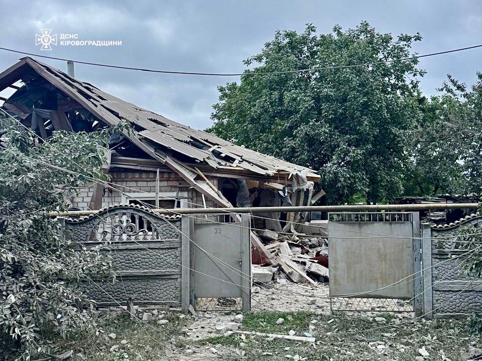Російський обстріл пошкодив підприємство, будинки та багатоповерхівку у Світловодську