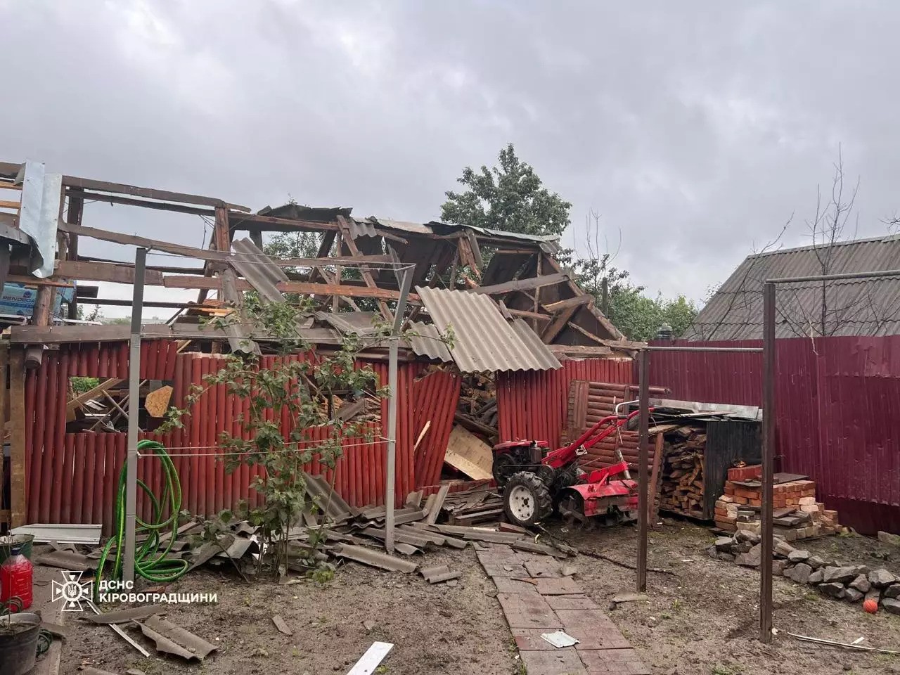 Російський обстріл пошкодив підприємство, будинки та багатоповерхівку у Світловодську