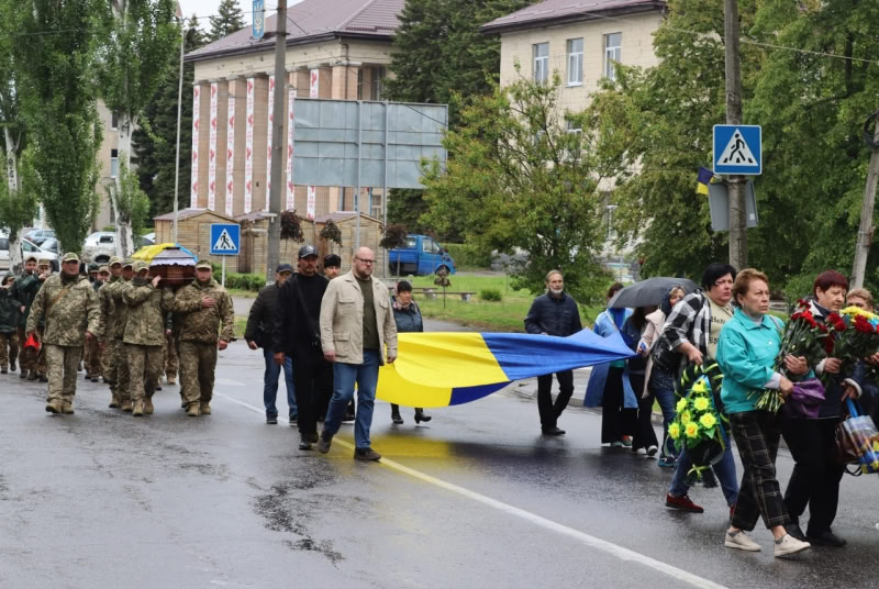 У Світловодську попрощалися із загиблим військовим Андрієм Ткаченком у його день народження.
