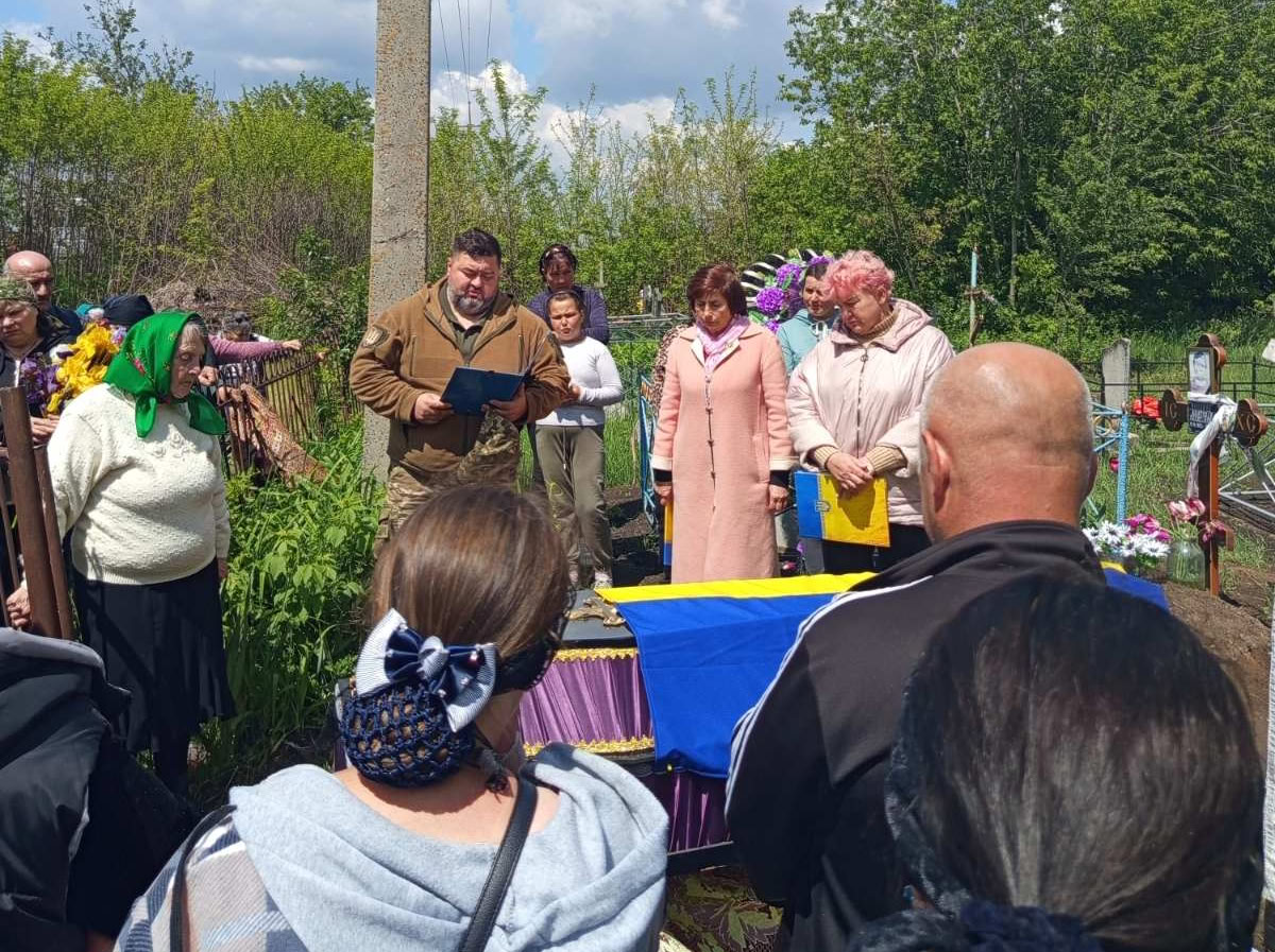 Жителі Устинівської громади провели в останню путь загиблого військового Миколу Григорчука.