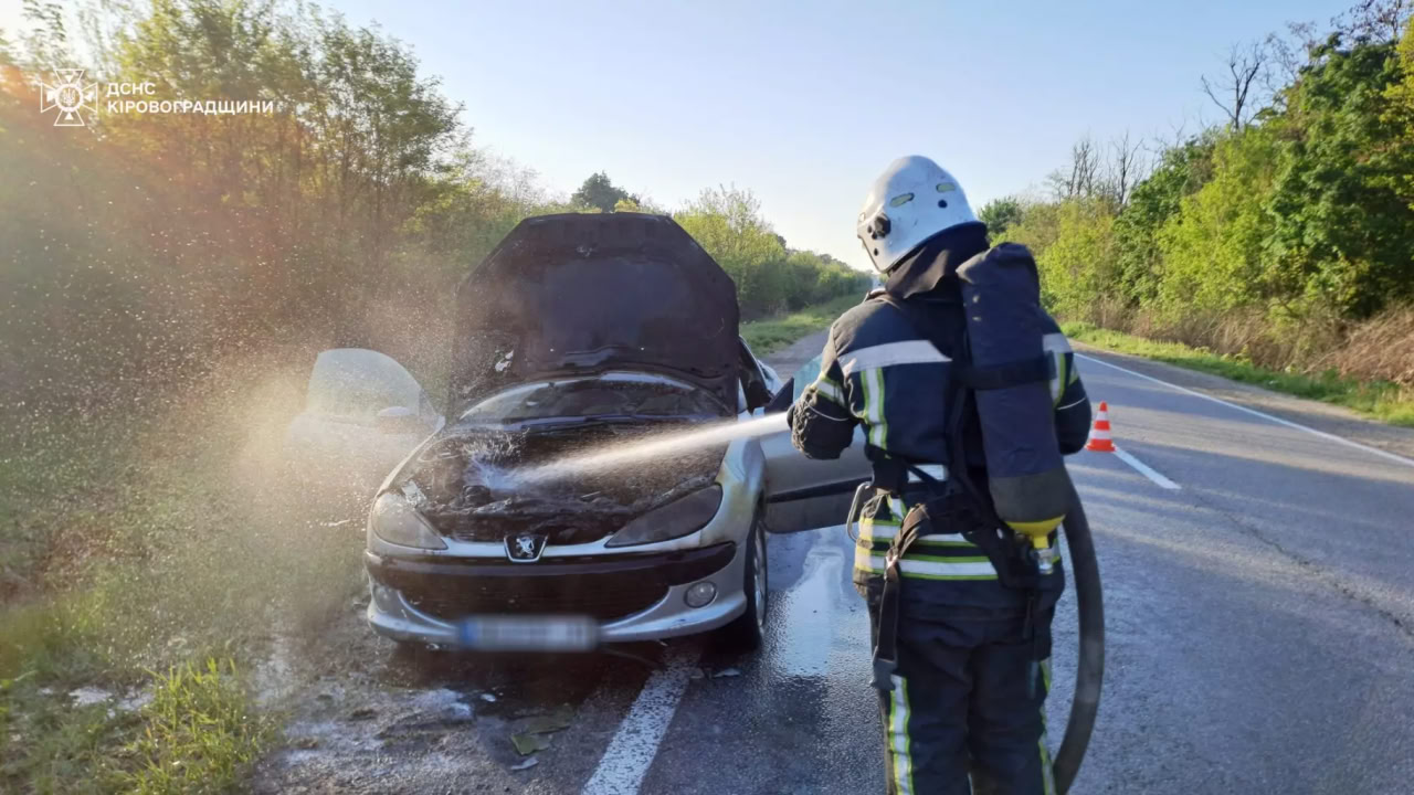 На автодорозі Стрий-Умань-Дніпро-Ізварине горів Peugeot 206