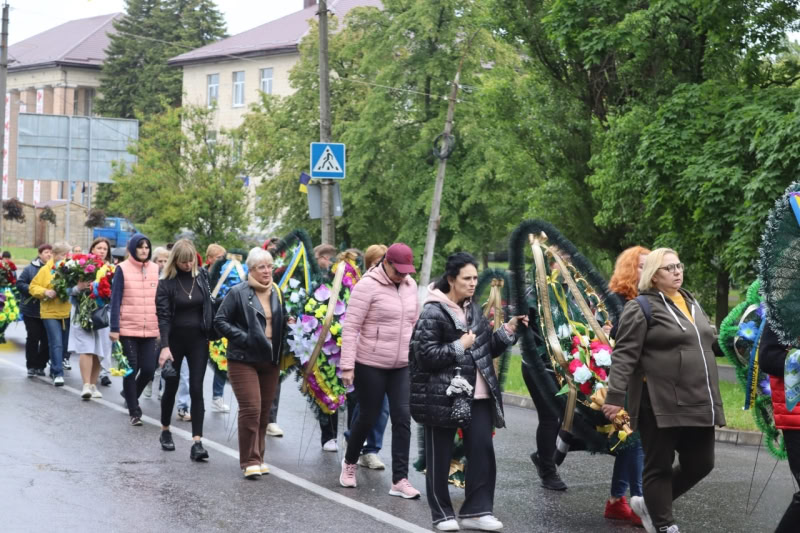 У Світловодську попрощалися із загиблим військовим Андрієм Ткаченком у його день народження.