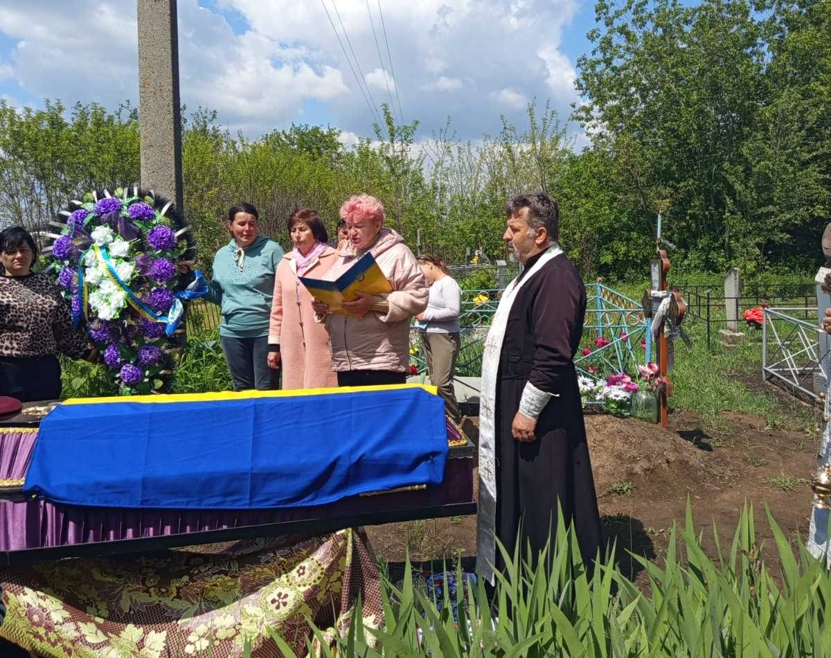 Жителі Устинівської громади провели в останню путь загиблого військового Миколу Григорчука.