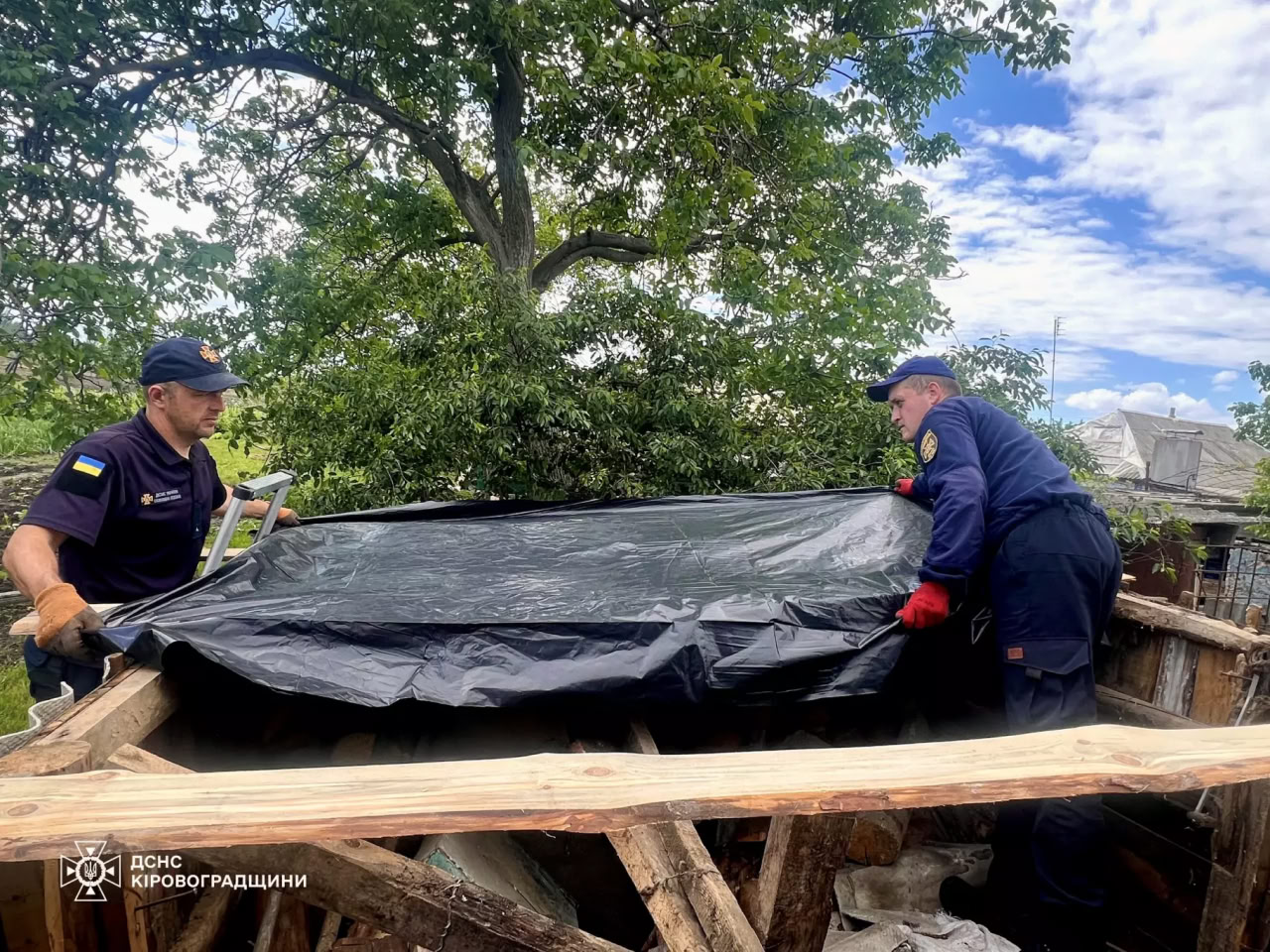 Рятувальники демонтували дахи та стіни у 15 пошкоджених обстрілом рф будинках в Світловодську