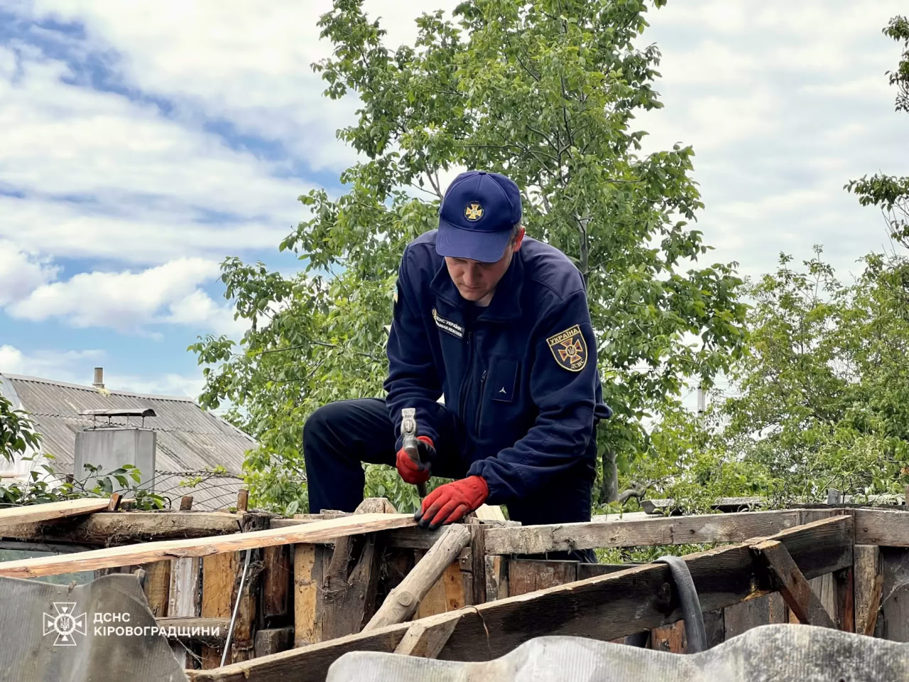 Рятувальники демонтували дахи та стіни у 15 пошкоджених обстрілом рф будинках в Світловодську