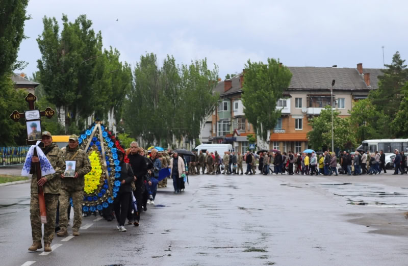 У Світловодську попрощалися із загиблим військовим Андрієм Ткаченком у його день народження.