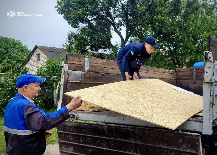 Рятувальники демонтували дахи та стіни у 15 пошкоджених обстрілом рф будинках в Світловодську