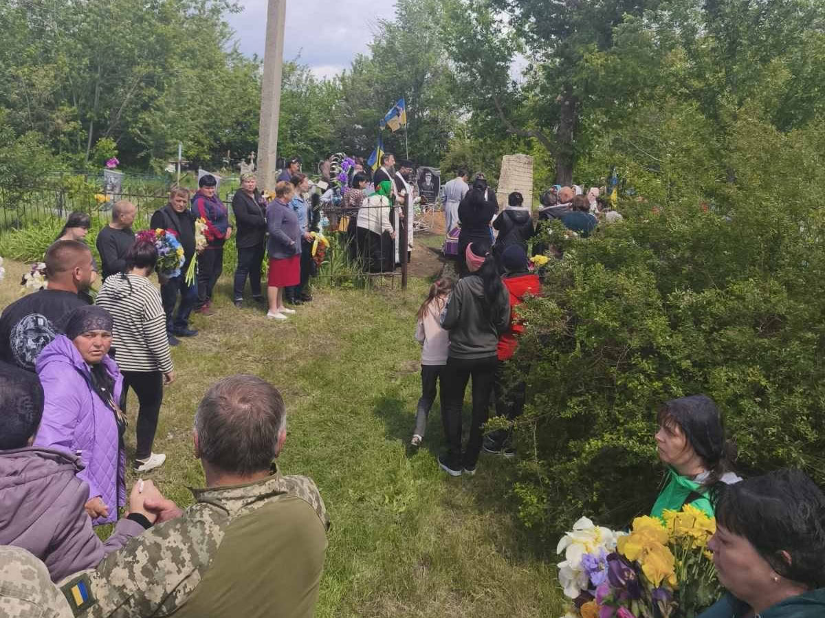 Жителі Устинівської громади провели в останню путь загиблого військового Миколу Григорчука.