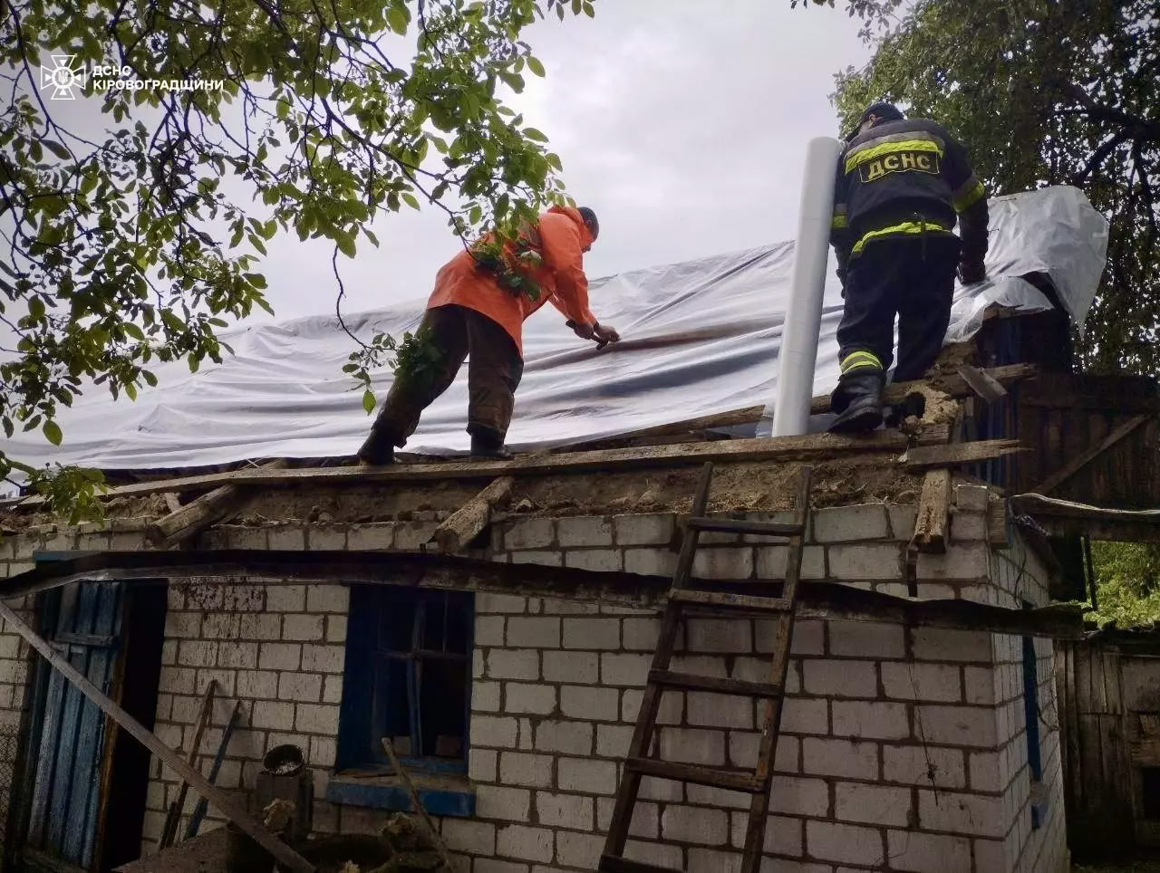 Рятувальники демонтували дахи та стіни у 15 пошкоджених обстрілом рф будинках в Світловодську