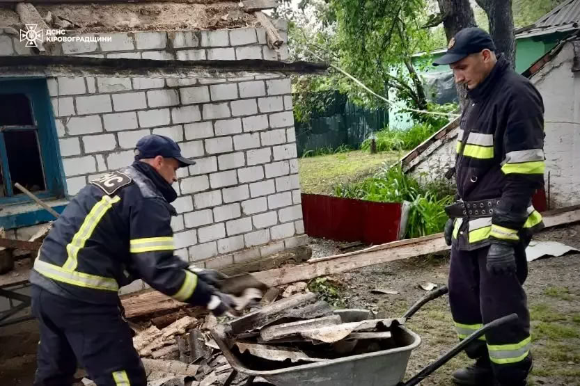 Рятувальники демонтували дахи та стіни у 15 пошкоджених обстрілом рф будинках в Світловодську