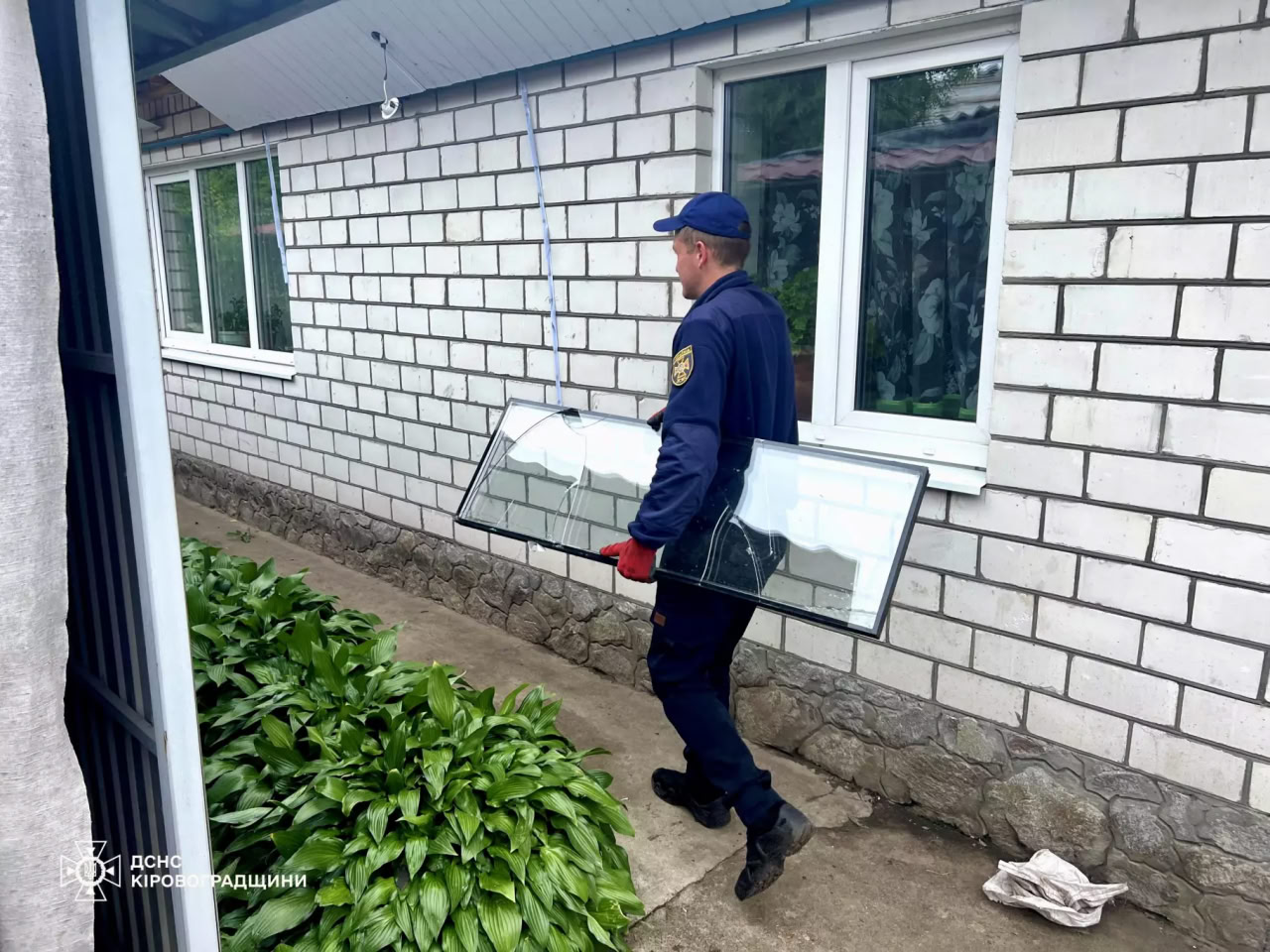 Рятувальники демонтували дахи та стіни у 15 пошкоджених обстрілом рф будинках в Світловодську