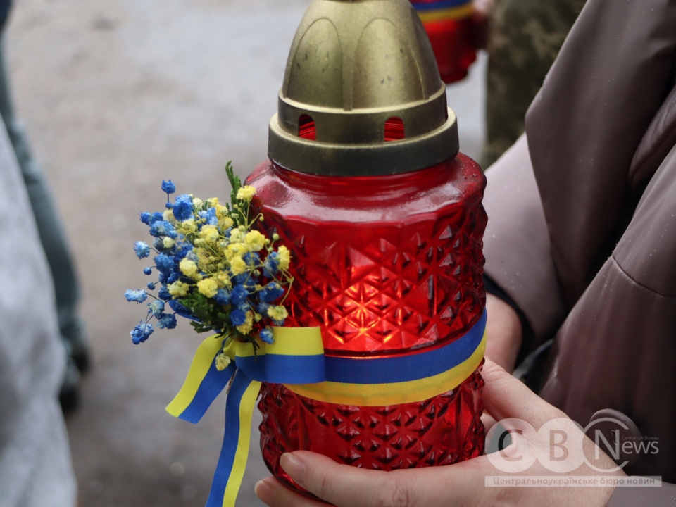 17 травня жителі Кропивницького вшанували пам'ять жертв політичних репресій, поклавши квіти до пам’ятного знака.