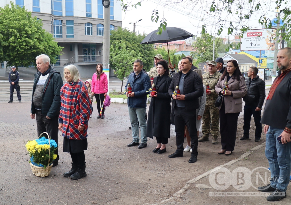 17 травня жителі Кропивницького вшанували пам'ять жертв політичних репресій, поклавши квіти до пам’ятного знака.
