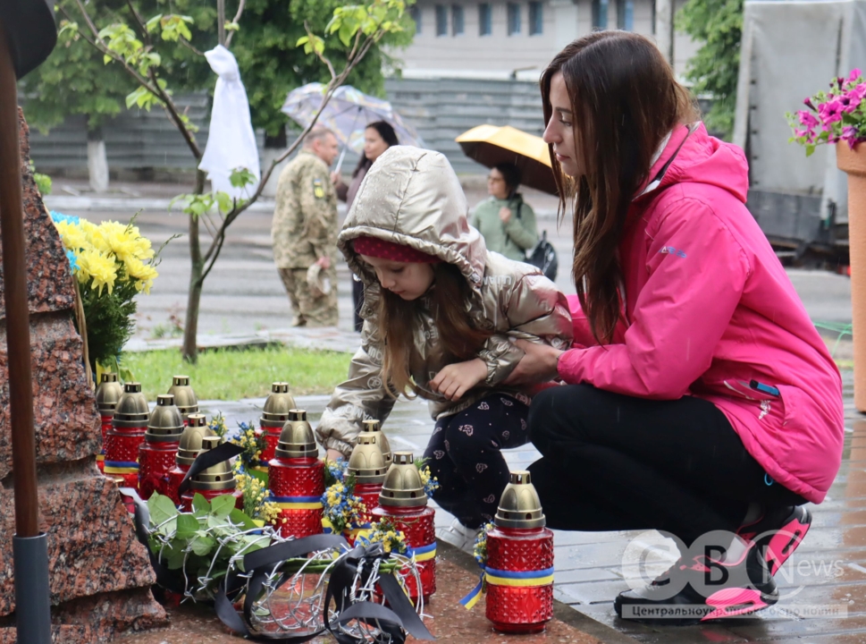 17 травня жителі Кропивницького вшанували пам'ять жертв політичних репресій, поклавши квіти до пам’ятного знака.