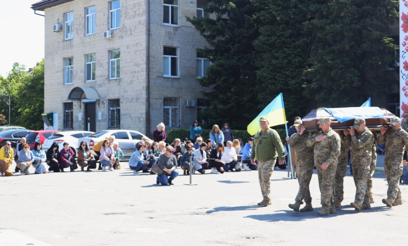 У Світловодську в останню путь провели військового Василя Сідненка, який загинув на Сумському напрямку.