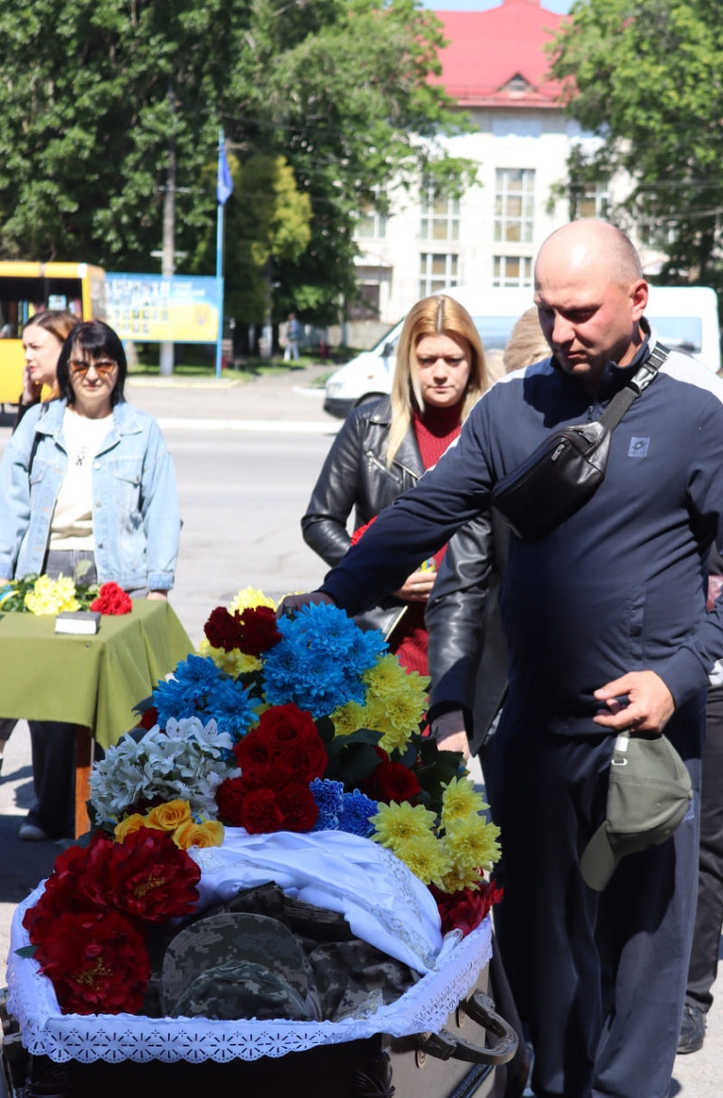 У Світловодську в останню путь провели військового Василя Сідненка, який загинув на Сумському напрямку.