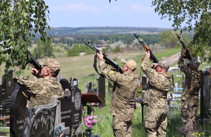 У Світловодську в останню путь провели військового Василя Сідненка, який загинув на Сумському напрямку.