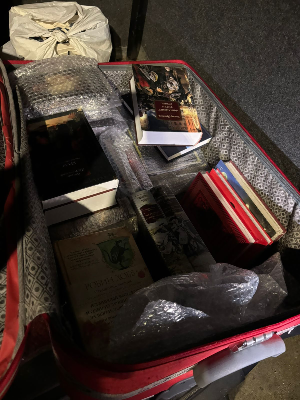 Кропивничанин намагався ввезти партію російських книжок до України