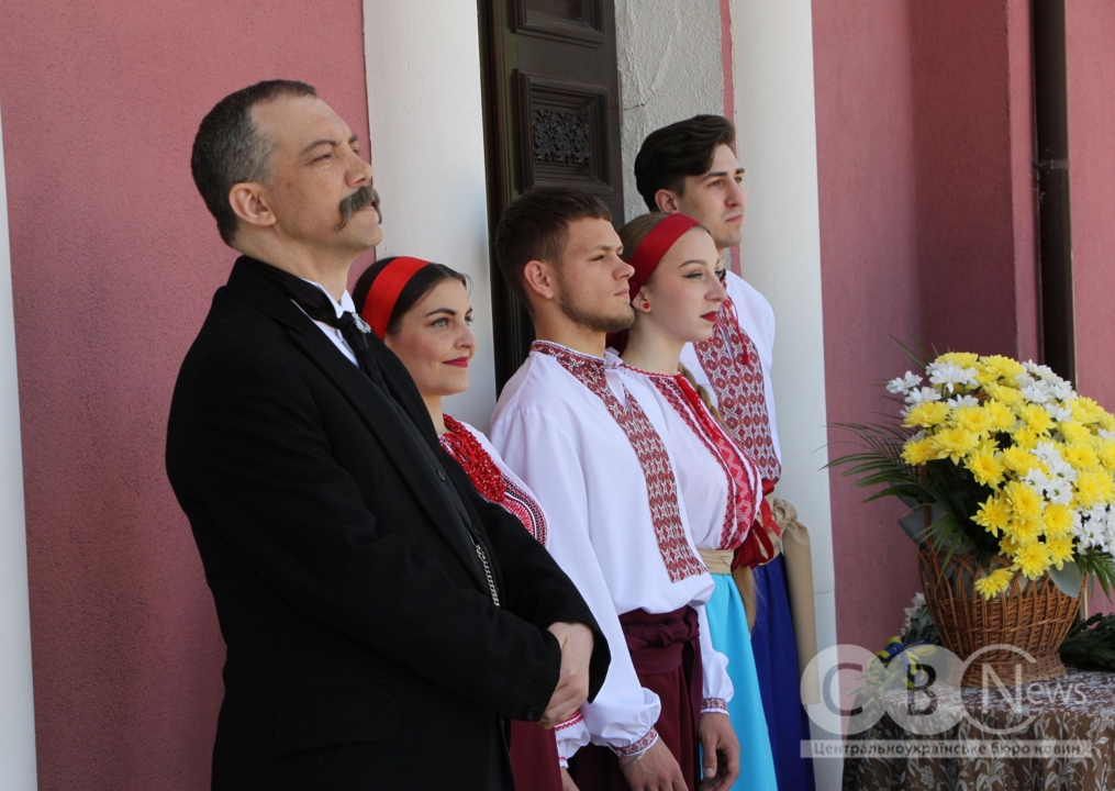 До 185-річчя від дня народження Марка Кропивницького містяни, колектив театру та посадовці обласного центру поклали квіти до пам'ятника видатному драматургу, що знаходиться біля Театру корифеїв.