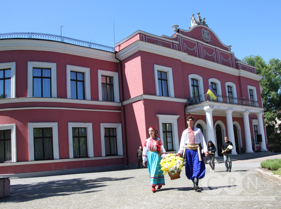 До 185-річчя від дня народження Марка Кропивницького містяни, колектив театру та посадовці обласного центру поклали квіти до пам'ятника видатному драматургу, що знаходиться біля Театру корифеїв.