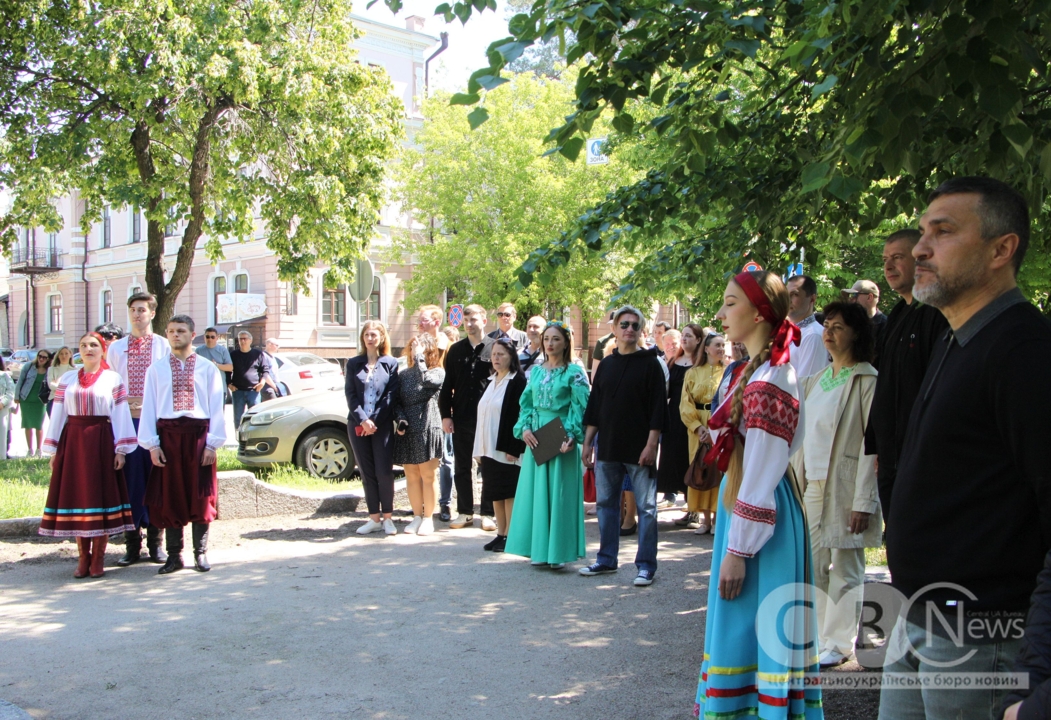 До 185-річчя від дня народження Марка Кропивницького містяни, колектив театру та посадовці обласного центру поклали квіти до пам'ятника видатному драматургу, що знаходиться біля Театру корифеїв.