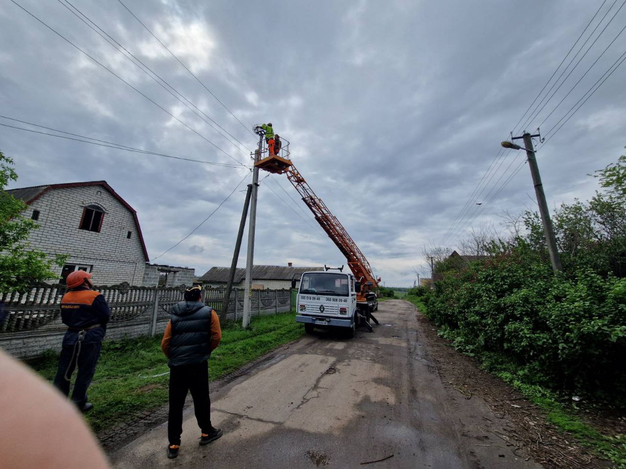 У Новій Павлівці Соколівської громади відновили лелече гніздо, зруйноване вітром