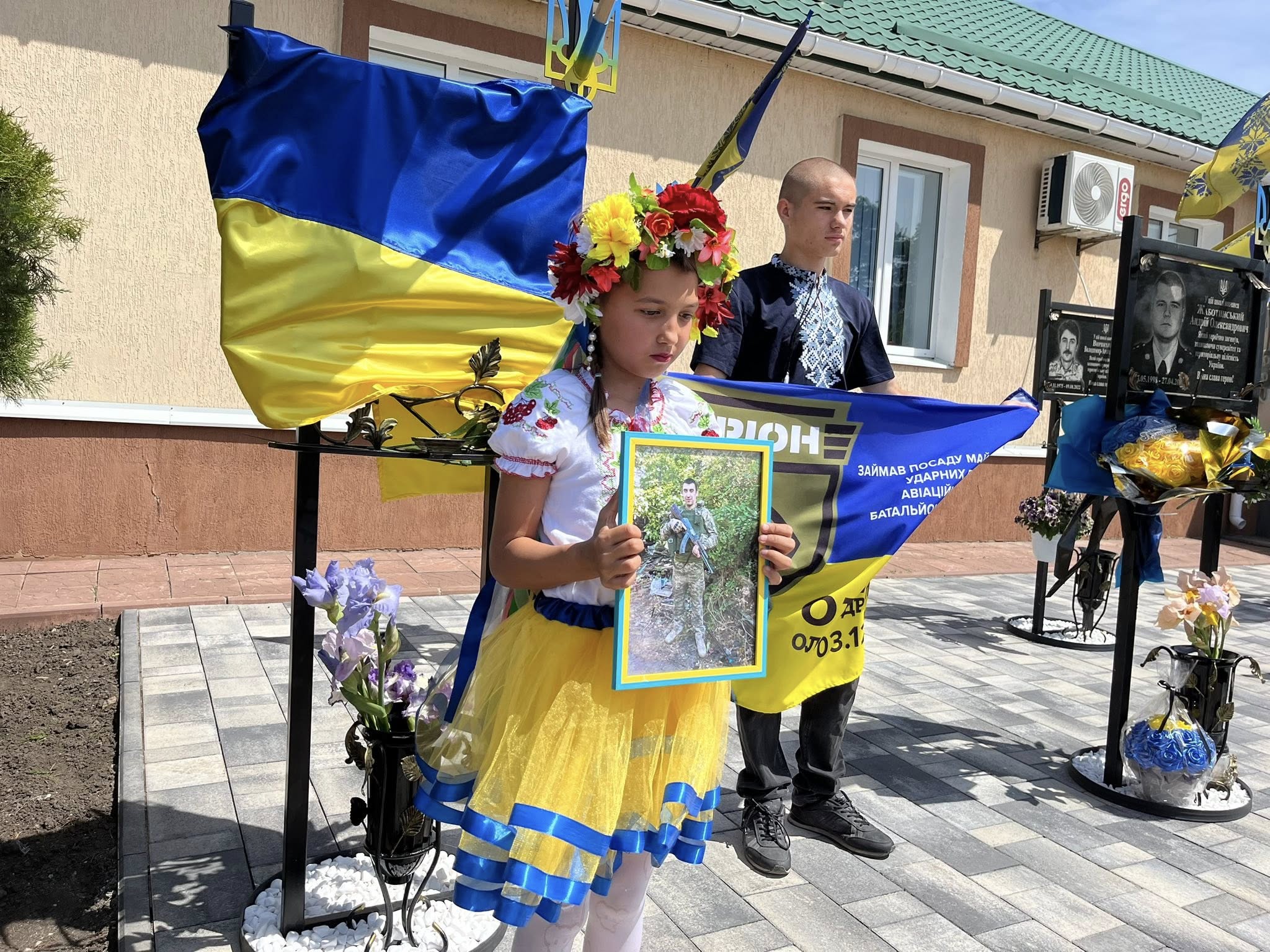 У Кам'янецькій громаді на честь загиблого військового Олександра Оводенка відкрили меморіальну дошку.