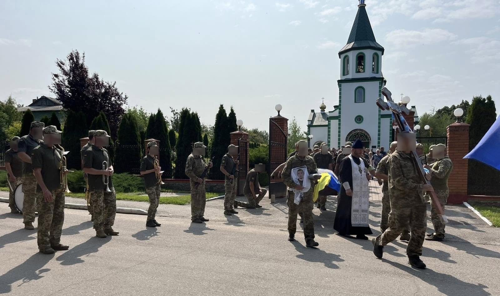 Із загиблим солдатом попрощалися в Кам'янецькій громаді