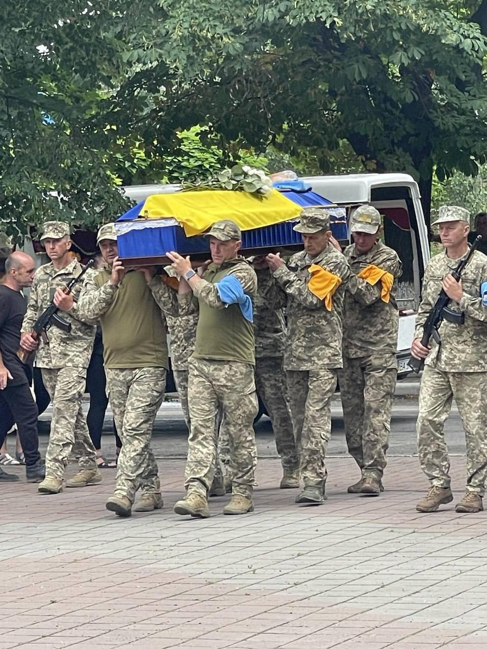 Із загиблим воїном попрощалися на Кіровоградщині