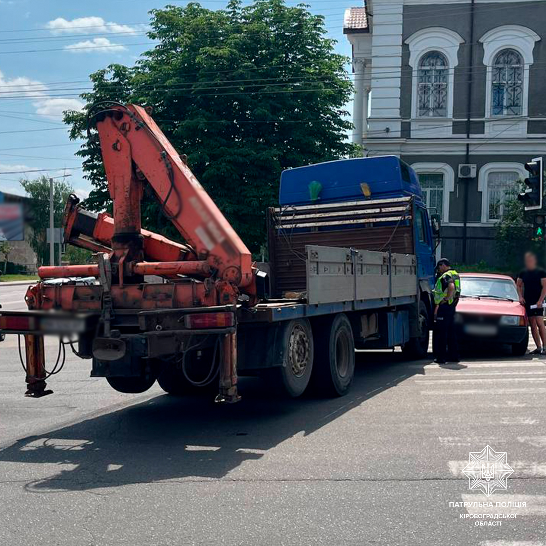 У Кропивницькому на перехресті вулиць Миколи Садовського та Соборної легковик зіштовхнувся з вантажівкою.