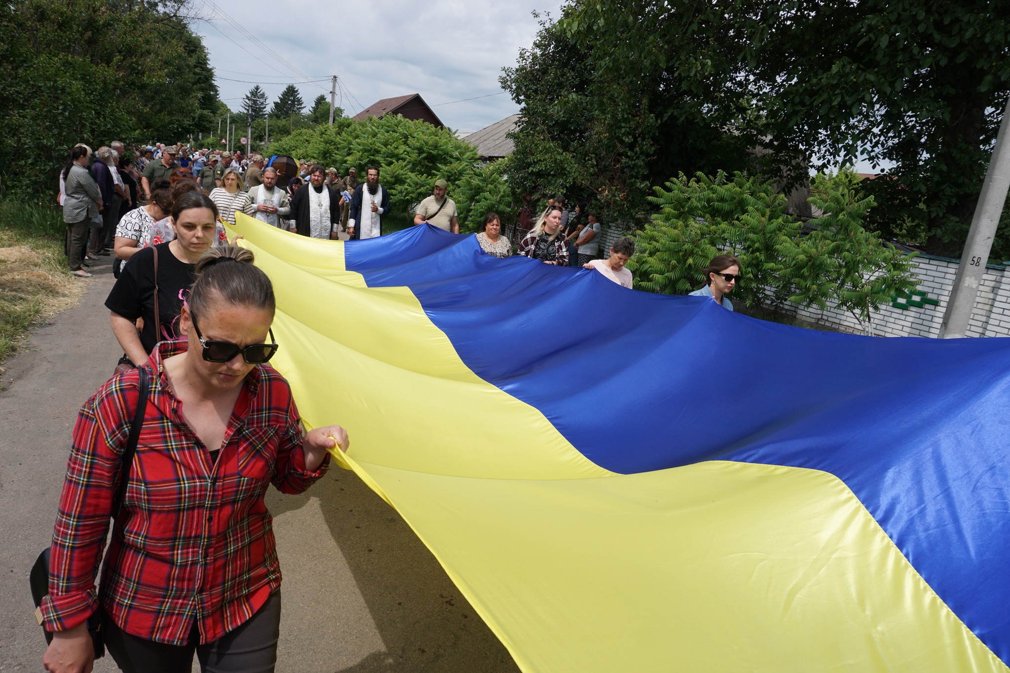 У Гайворонській громаді в останню путь провели загиблого на Харківщині військового Сергія Гринюка.